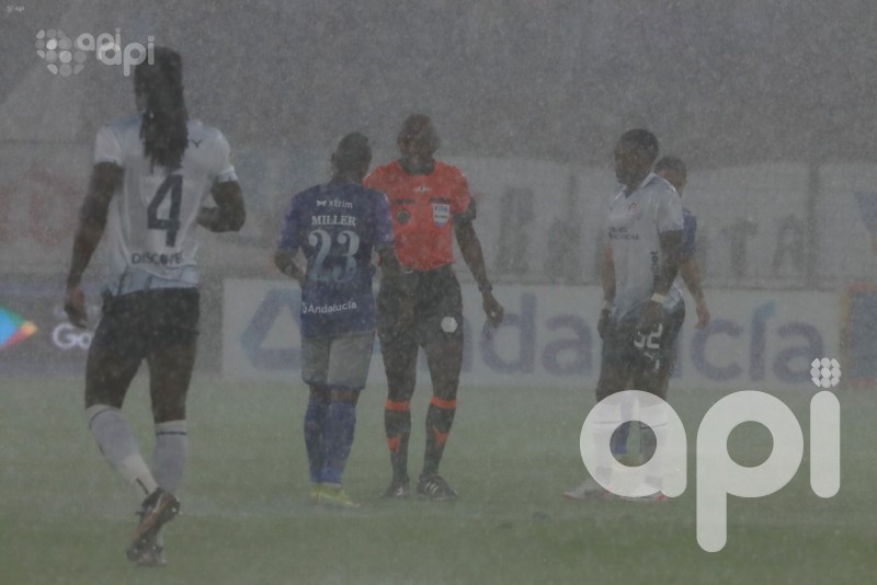 Liga y Emelec, suspendido por lluvia, continúa el lunes