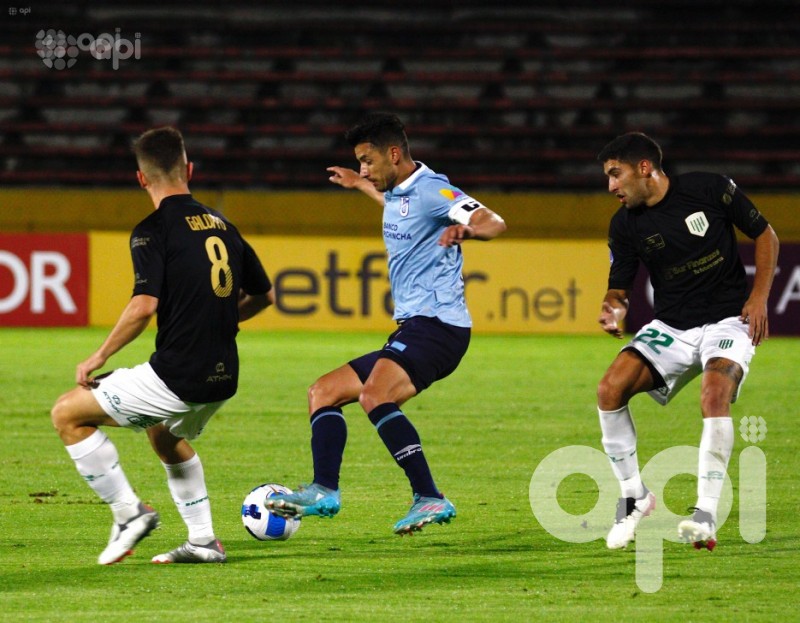 Católica se impone 2-0 a Banfield y respira en la Sudamericana