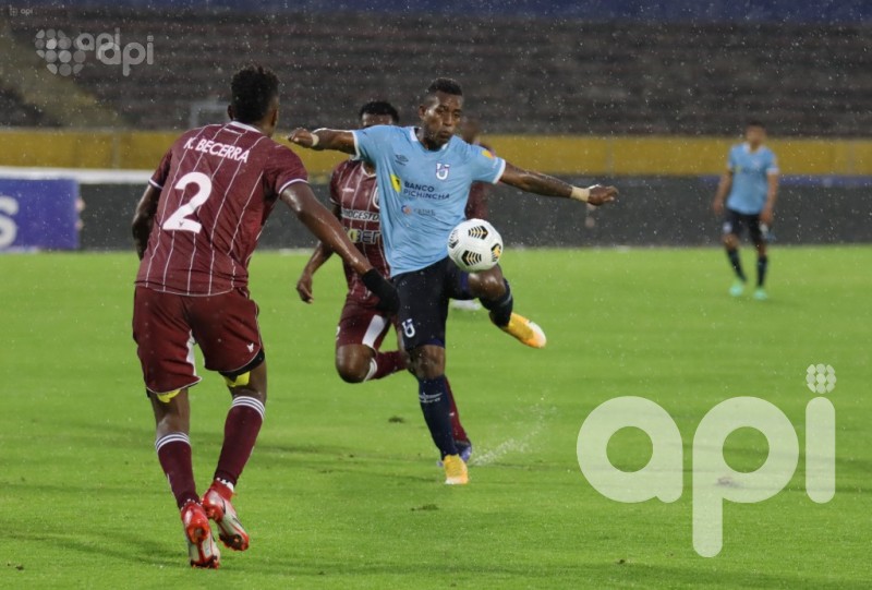 Católica golea 3-0 a 9 de Octibre