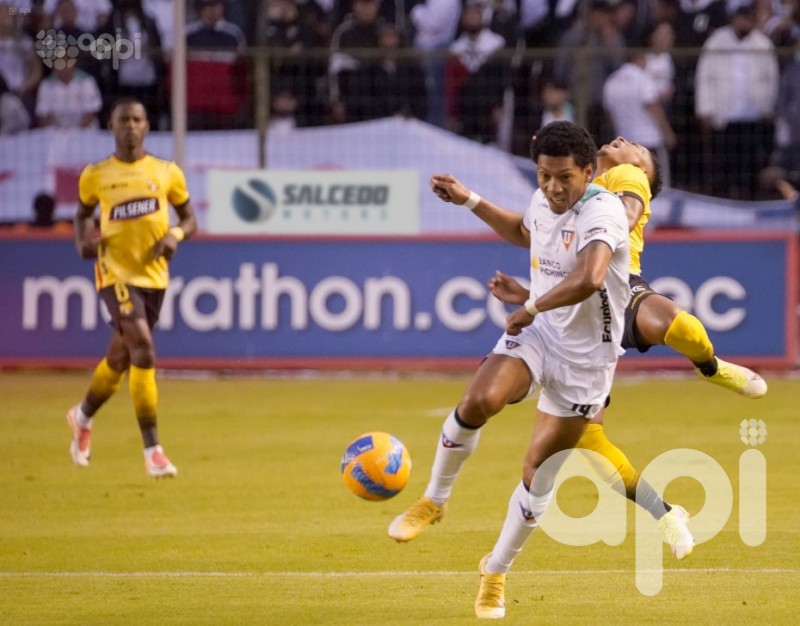 Liga vence 2-0 a Barcelona en Casa Blanca .