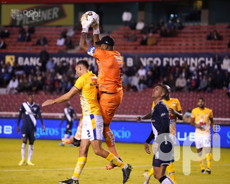 La U gana sufriendo y sigue en pelea por la etapa