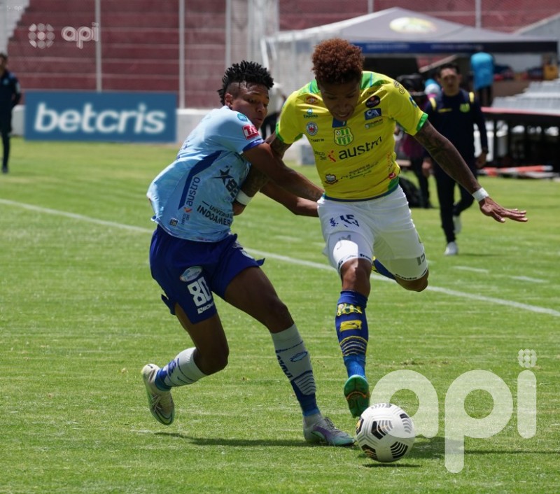 El celeste nada que despega