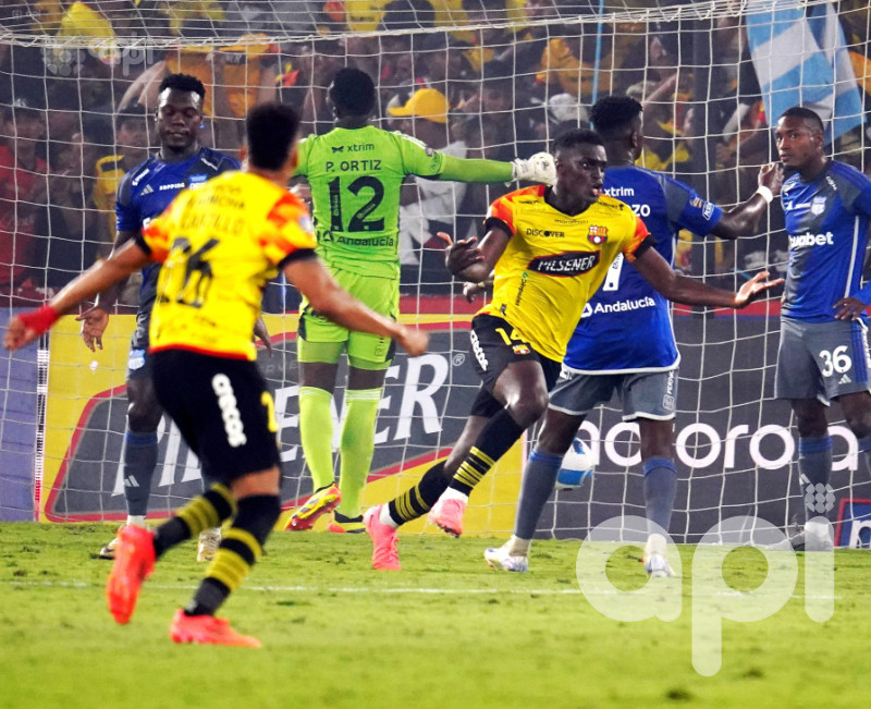 Barcelona se adueña 2-1 del clásico sobre Emelec