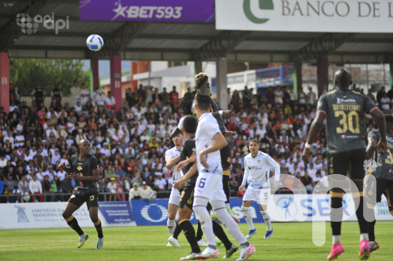 Liga visita 2-0 a Libertad y asegura la punta