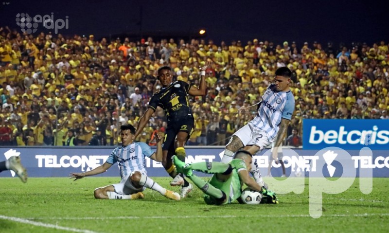 El City complica el futuro canario