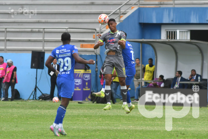 Atunero nada contra el descenso