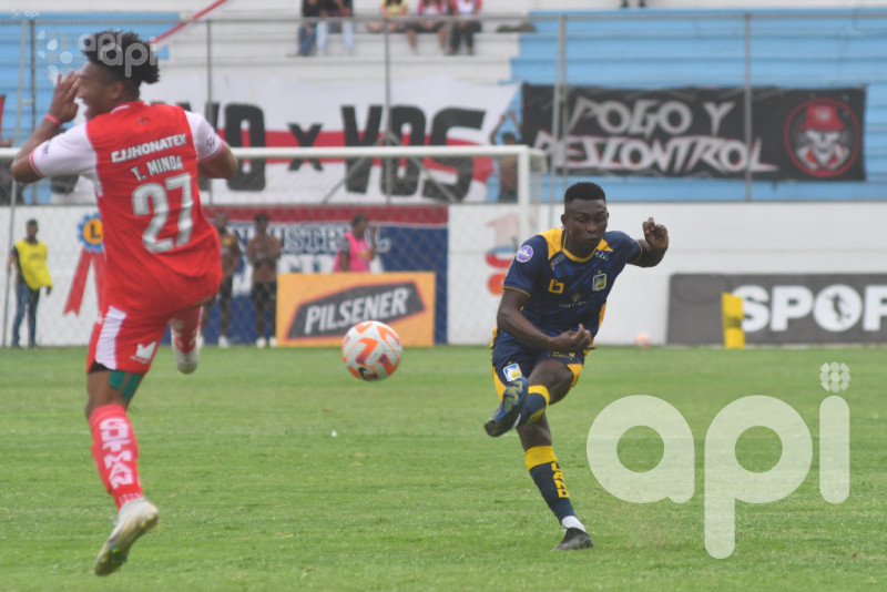 El Rodillo aprieta al Cetáceo para salvarse