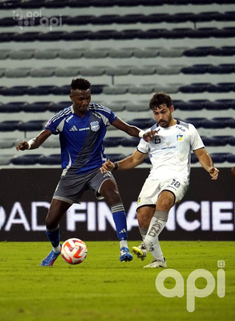 Bombillo pelea codo a codo por Sudamericana
