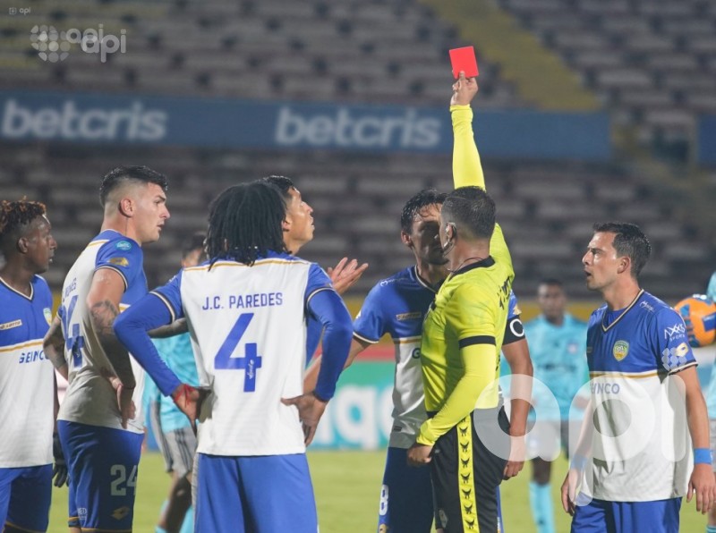 Árbitro salva el pellejo al técnico de Emelec