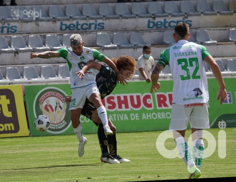 Técnico suma uno pero sigue de colista