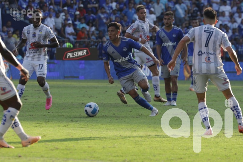 El Cetáceo nada firme y el balet se ahoga