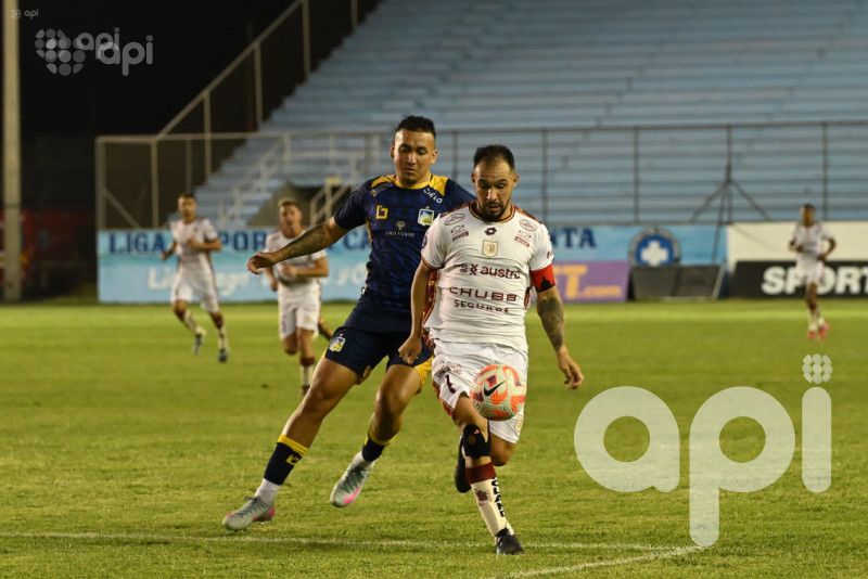 El Cetáceo se contenta de amargar al morlaco