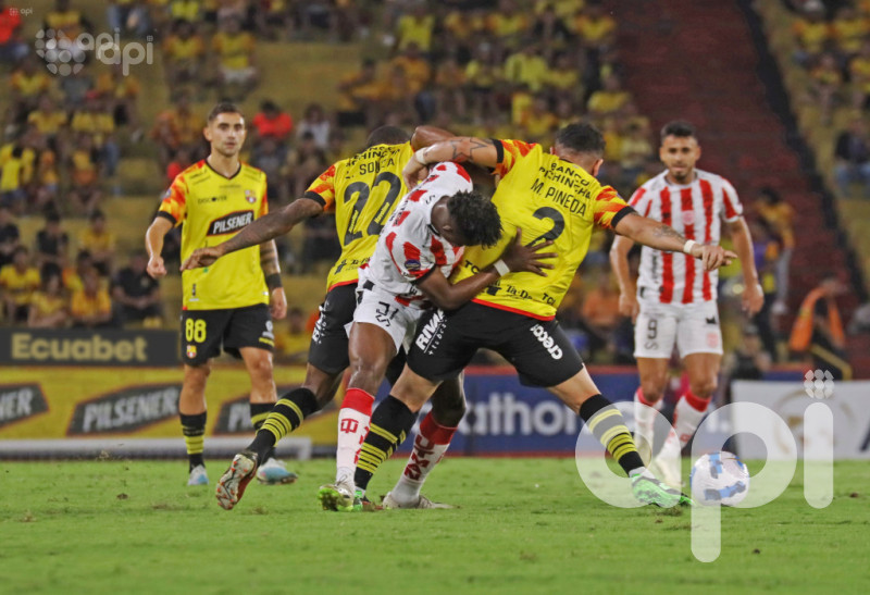 Barcelona aplasta 3-0 a Técnico Universitario