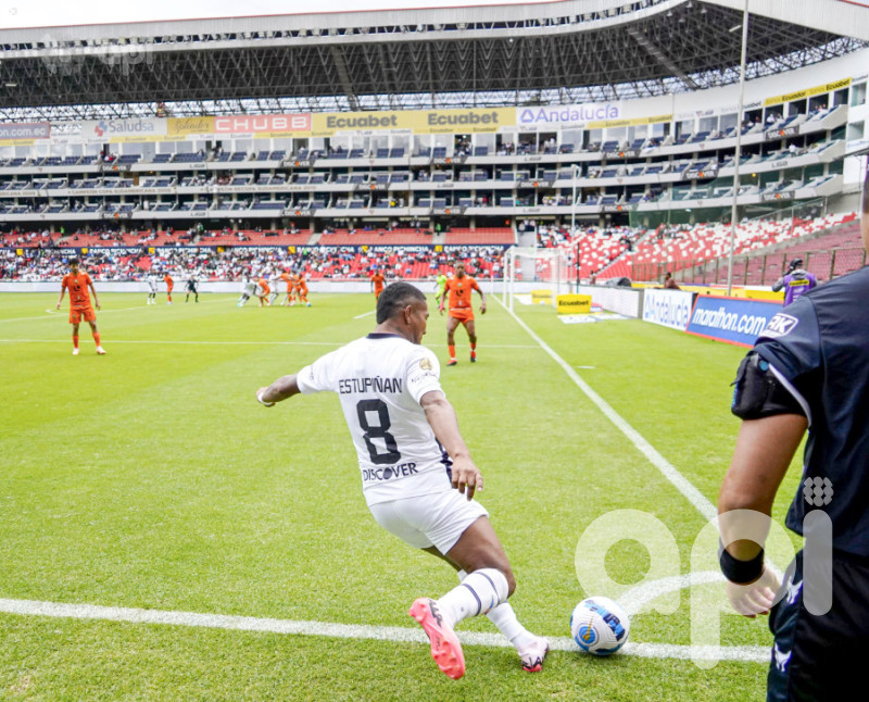 Liga aplasta 3-0 a Libertad en segundo tiempo