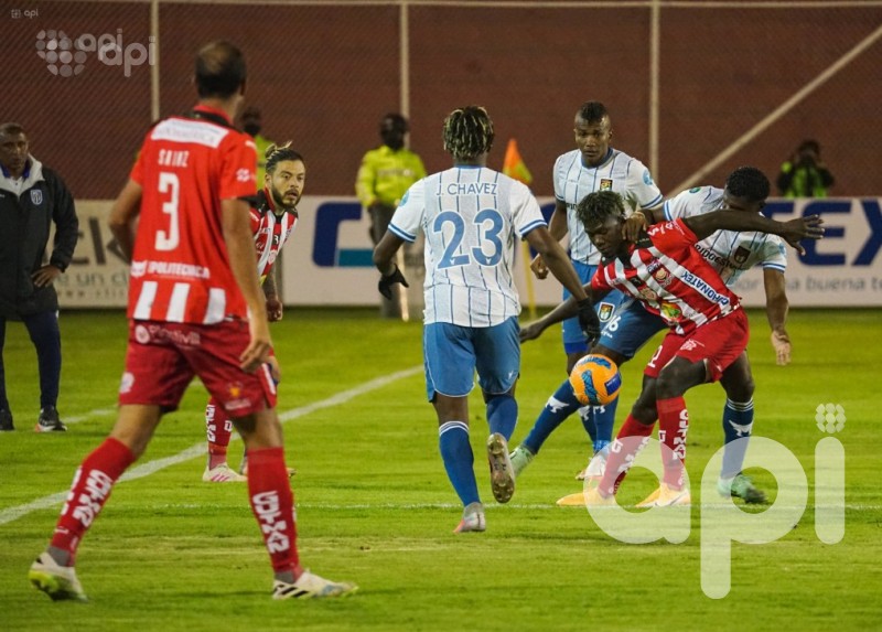 El rodillo rojo anota, aguanta, sufre, pero gana a Súper 9
