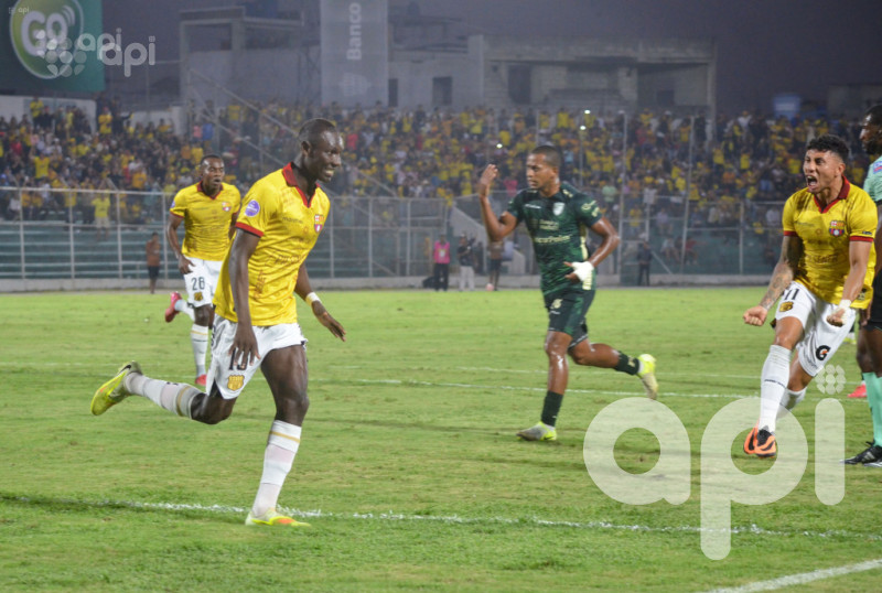 El ídolo canario, firme en la pelea