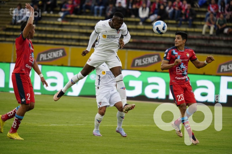 Liga sorprende y tumba 2-0 al líder El Nacional