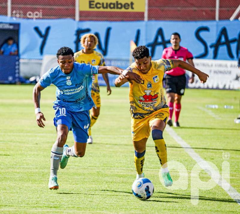 Delfín pesca 2-0 a Macará en Ambato