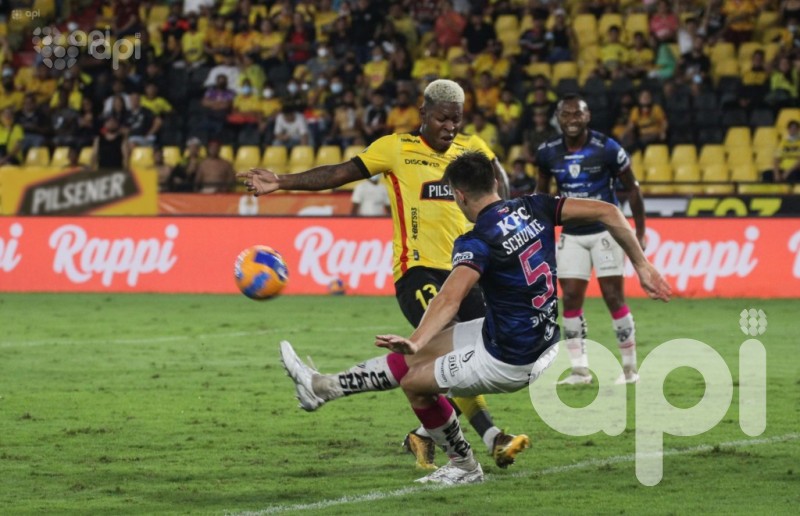 Barcelona doblega 2-0 a Independiente y se mantiene como líder