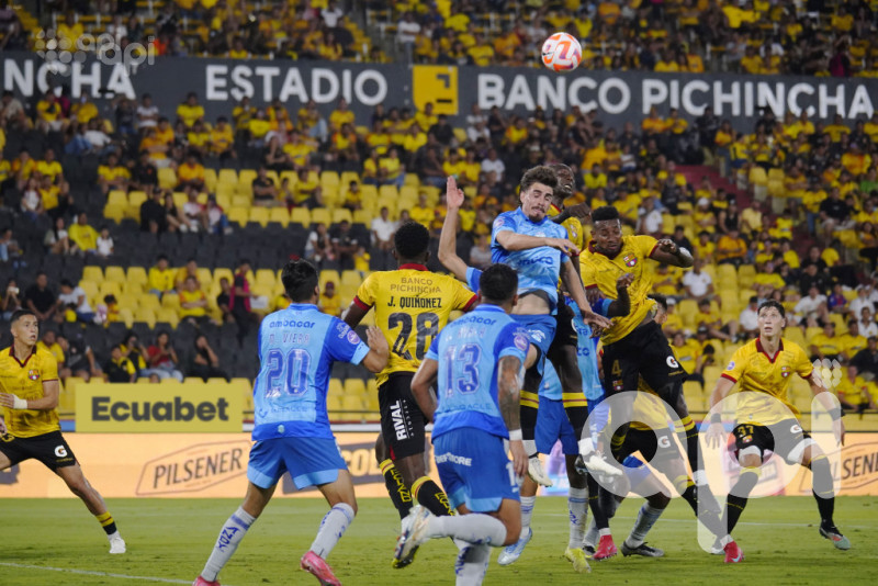 El ídolo también se cae, festeja IDV