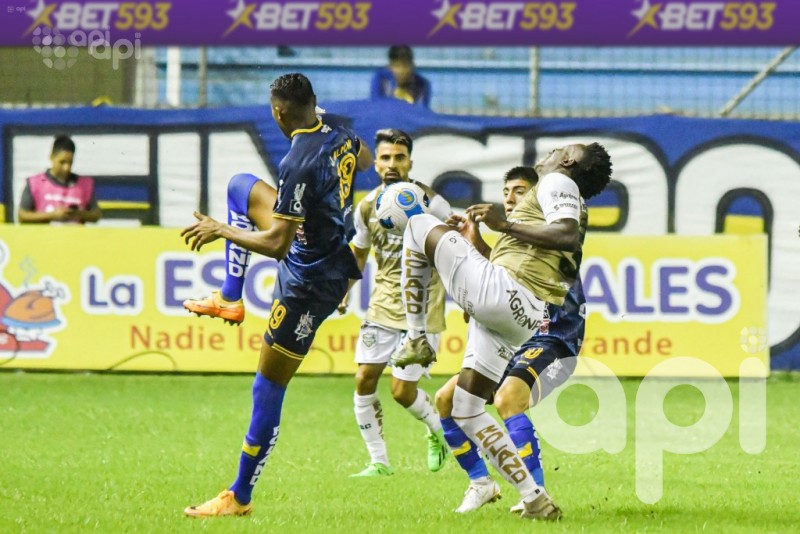 Cetáceo y Fronterizo igualan en el debut