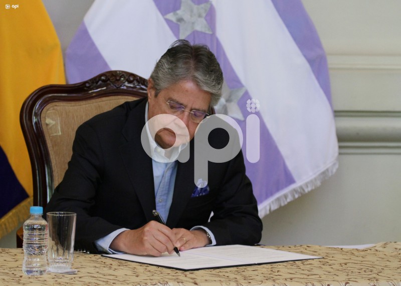 GYE-FIRMA-DECRETO-CARCELES