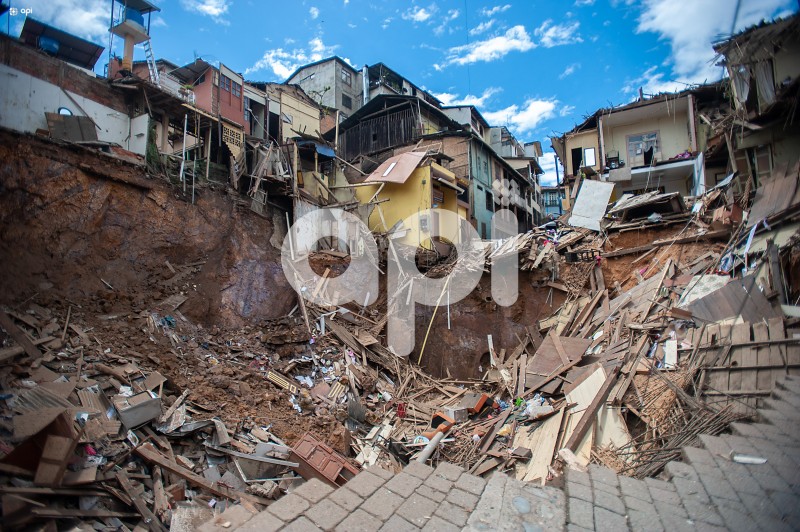 DIS-ZARUMA-DERRUMBES-POR-MINERIA
