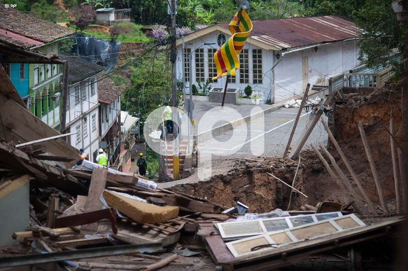 DIS-ZARUMA-DERRUMBES-POR-MINERIA