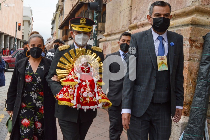 CUENCA-CAMBIO-PADRINOS-NINO-VIAJERO