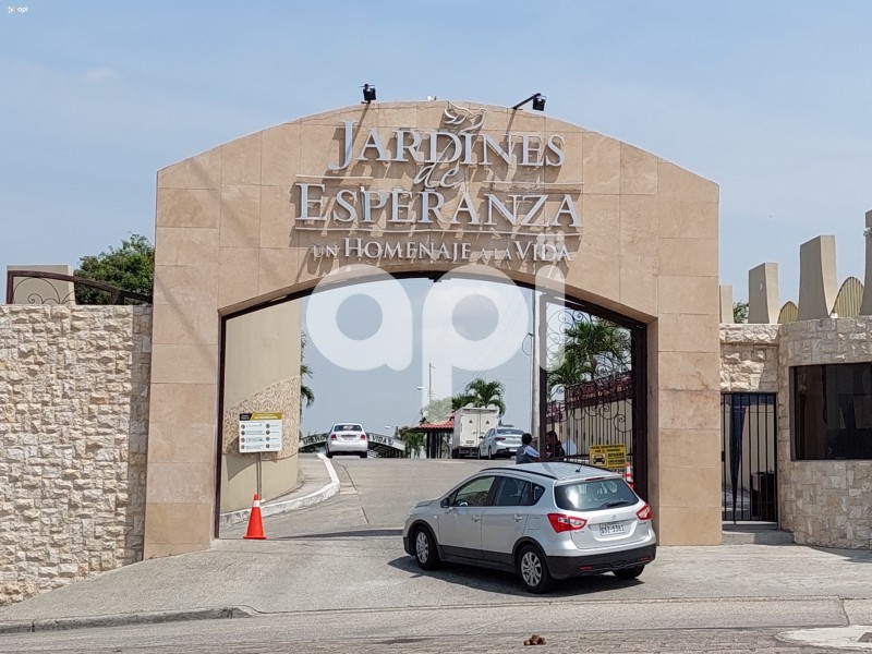 GYE-FACHADA-HOSPITAL-CEMENTERIO