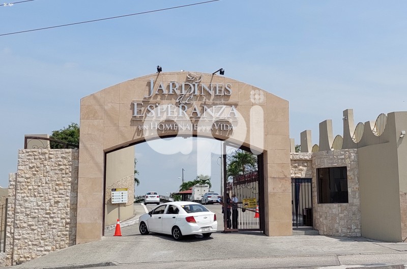 GYE-FACHADA-HOSPITAL-CEMENTERIO