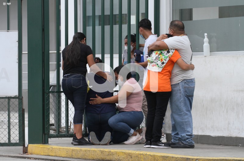 GYE-FACHADA-HOSPITAL-CEMENTERIO