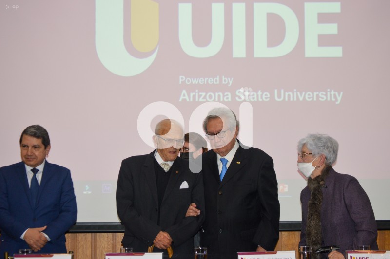 CUE-HOMENAJE-MEDICO-HONORARIO
