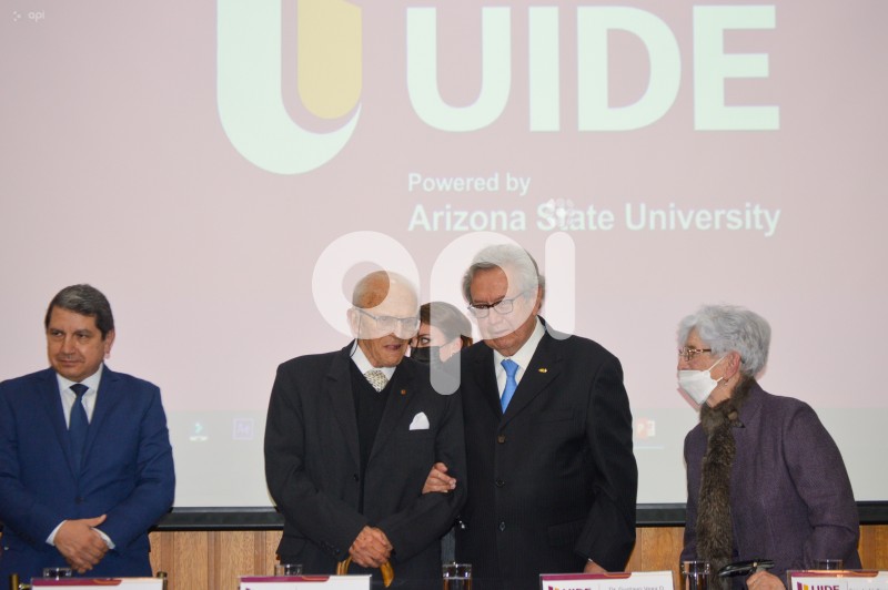 CUE-HOMENAJE-MEDICO-HONORARIO