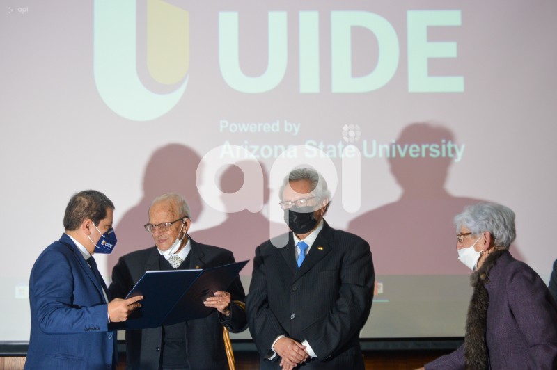 CUE-HOMENAJE-MEDICO-HONORARIO