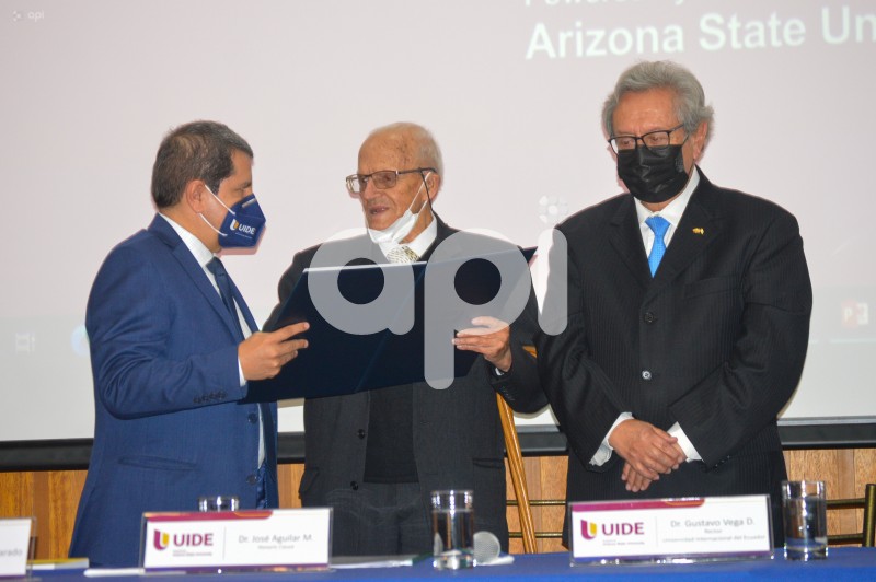 CUE-HOMENAJE-MEDICO-HONORARIO