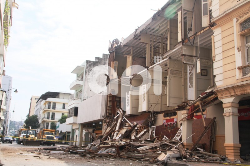 GYE-EDIFICIO-CAIDO