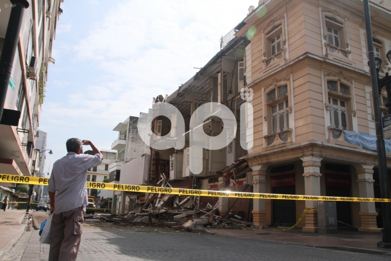GYE-EDIFICIO-CAIDO