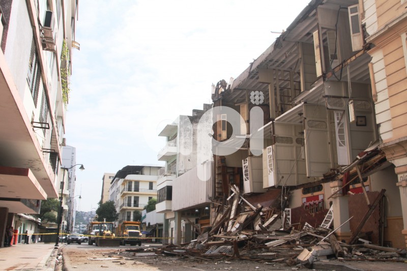 GYE-EDIFICIO-CAIDO