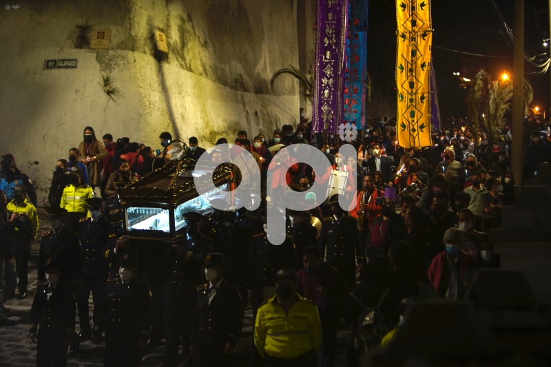UIO-PROCESION-LUZ