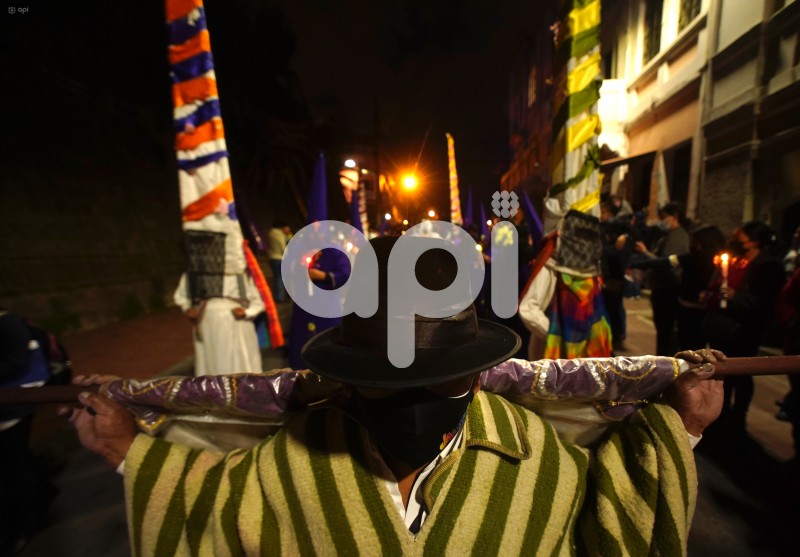 UIO-PROCESION-LUZ