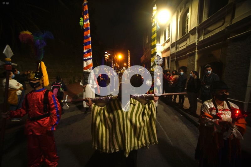UIO-PROCESION-LUZ