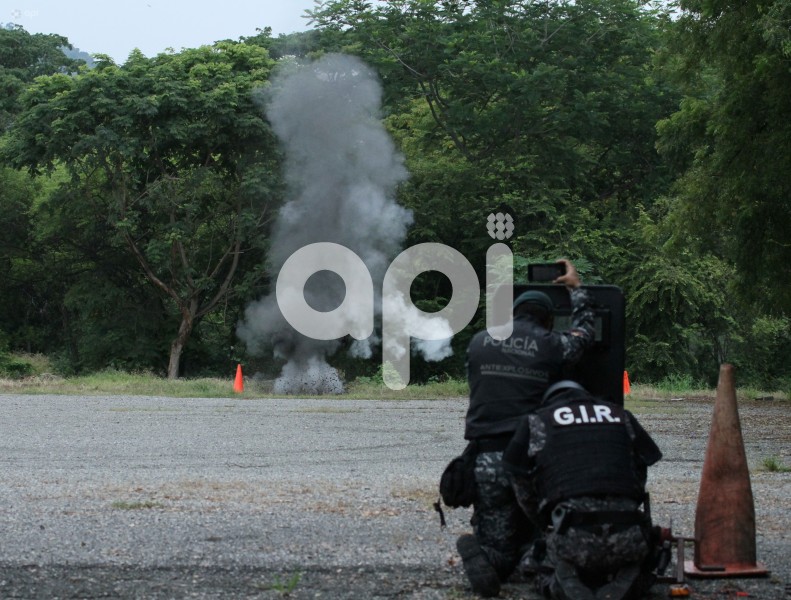 GYE-DEMOSTRACION-BOMBA