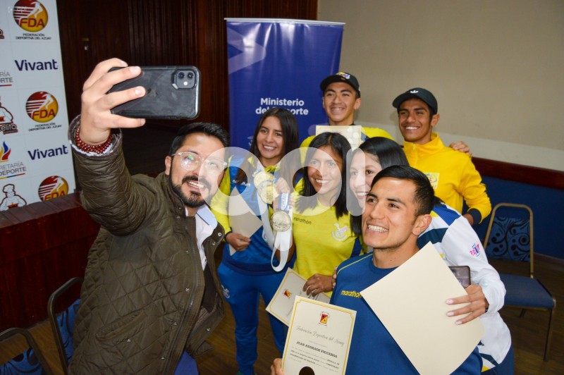 CUE-RECONOCIMIENTO-TRIATLONISTAS