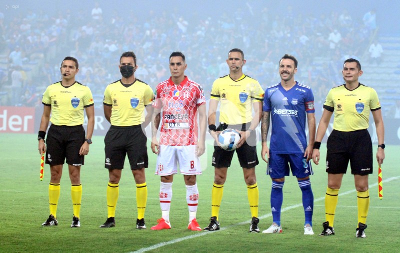 FBL-LIBERTADORES-EMELEC-PETROLERO