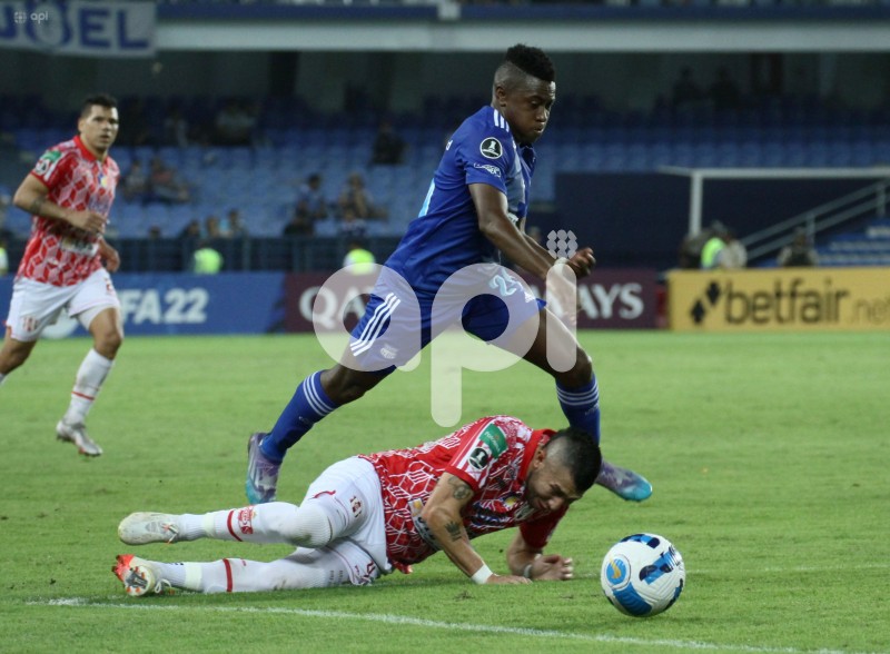 FBL-LIBERTADORES-EMELEC-PETROLERO