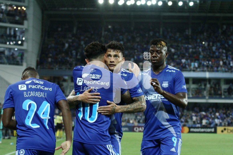FBL-LIBERTADORES-EMELEC-PETROLERO