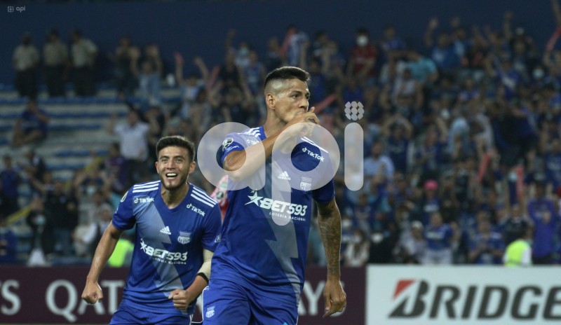 FBL-LIBERTADORES-EMELEC-PETROLERO