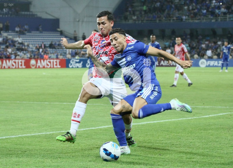 FBL-LIBERTADORES-EMELEC-PETROLERO
