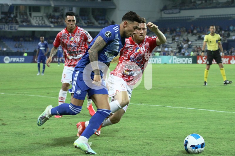 FBL-LIBERTADORES-EMELEC-PETROLERO